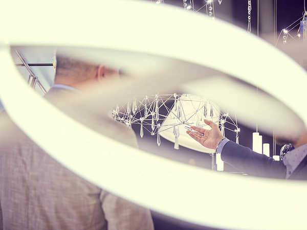 Messe zu Innovationen in Design und Technik von Lampen und Leuchten
