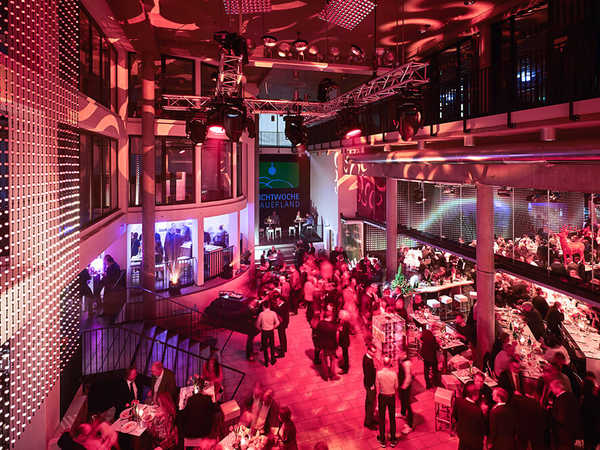 Messe zu Innovationen in Design und Technik von Lampen und Leuchten