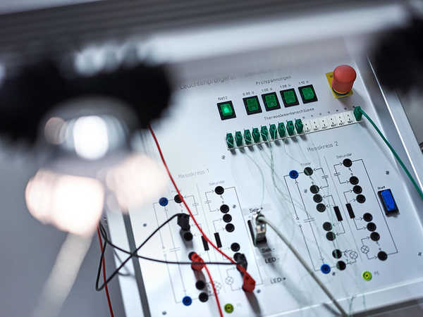 Schulung und Temperaturmessung am Leuchtenprüfgerät